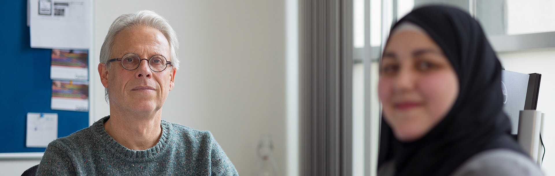 © Ruben Lackner Portrait eines Caritas Mitarbeiters der Flüchtlingsberatung während eines Beratungsgesprächs.